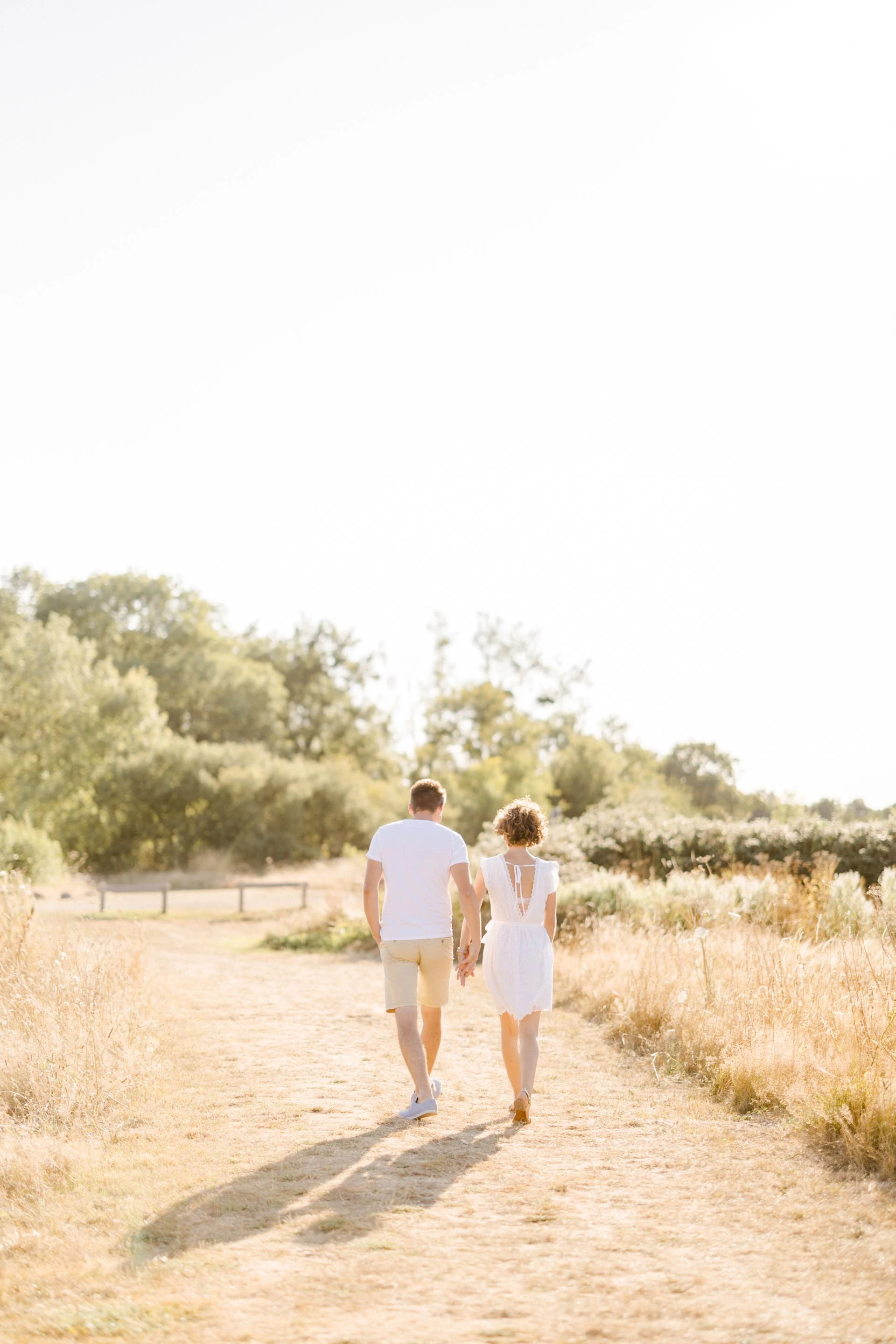 événement amour bonheur chemin de terre se tenir la main